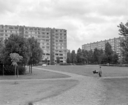 880053 Gezicht op een deel van Park de Gagel te Utrecht, met links een flatgebouw aan de Gambiadreef en rechts een ...